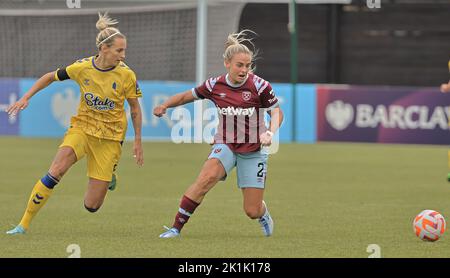 DAGENHAM ENGLAND - SEPTEMBER 18 : L-R Nathalie Bjorn von Everton und Kirsty Smith von West Ham Vereinigten WFC während des Barclays Women's Super League Spiels b Stockfoto