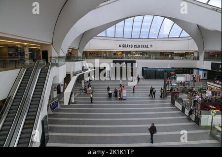 Birmingham City Centre, England - September 19. 2022 - New Street Station - Ein in der Regel geschäftiges Stadtzentrum von Birmingham, während die Menschen zu Hause bleiben, um die staatliche Beerdigung der Königin zu beobachten. Eine Vielzahl von Geschäften und Geschäften haben ebenfalls geschlossen. Das Einkaufszentrum Bullring blieb geöffnet, und nur Boots war aufgrund ihrer wichtigen Apotheke in Betrieb. Der größte Primark der Welt ist ebenfalls geschlossen, da die Mitarbeiter die Möglichkeit haben, die Prozession zu beobachten. Quelle: Scott CM/Alamy Live News Stockfoto