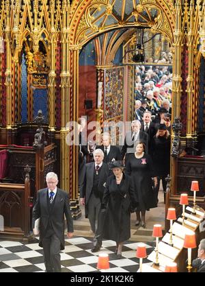 (Von links nach rechts, von vorne) der ehemalige Premierminister Sir John Major und seine Frau Lady Norma Major, Tony Blair und seine Frau Cherie Blair, Gordon Brown und seine Frau Sarah Brown, David Cameron und seine Frau Samanatha Cameron, die bei der Ankunft am Staatsfuneral von Königin Elizabeth II. Gehalten in Westminster Abbey, London. Bilddatum: Montag, 19. September 2022. Stockfoto