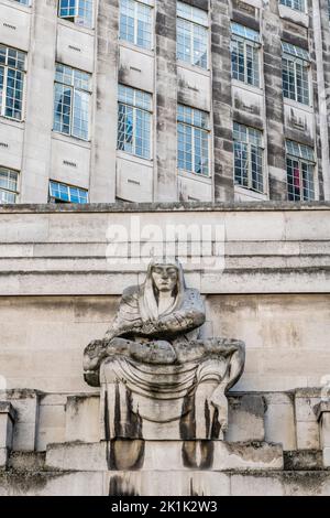 Night (1928), eine umstrittene Statue von Sir Jacob Epstein am 55 Broadway in der Nähe der St James's Park Station, London Stockfoto