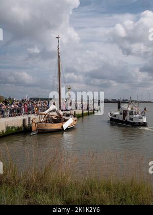 Doel, Belgien, 21. August 2022, viele Menschen am Kai für die Einweihung von Booten und Schiffen, vertikales Foto Stockfoto