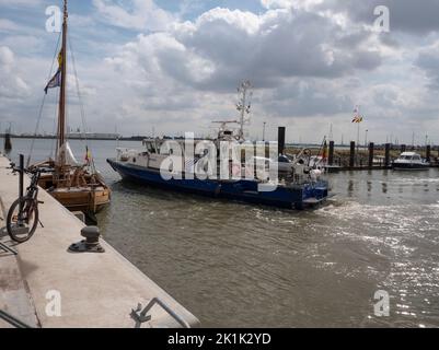 Doel, Belgien, 21. August 2022, Polizeiboot fährt aus dem kleinen Hafen des Polderdorfes Doel Stockfoto