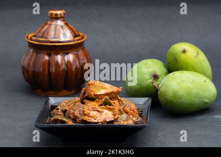 Mango Pickle Auch Als Aam Ka Achar, Organic Dry Kachi Keri Achaar, Masaledar Sookha Kairi Aus Kacha Raw Green Sliced Mangos Mixed Mariniert Stockfoto