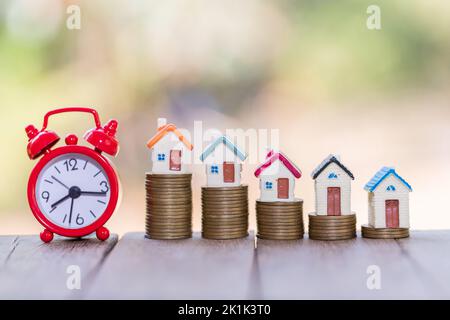 Planung Spargeld von Münzen, um ein Haus zu kaufen, Konzept für Immobilien Leiter, Hypotheken und Immobilien-Investitionen. Für das Sparen oder Investitionen für ein Haus Stockfoto