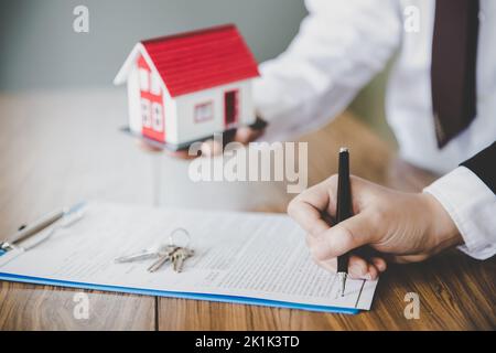 Investoren unterzeichneten einen Vertrag, Kauf und Verkauf von Immobilien. Immobilien-Investitionen und Haus Hypothek Finanzkonzept. Stockfoto