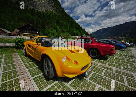 Hallstatt, Österreich - 15. Mai 2022: Gelbe Lotus Elise S1 am Parkplatz Hallstatt. Stockfoto