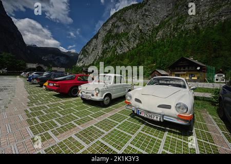 Hallstatt, Österreich - 15. Mai 2022: Oldtimer auf dem Parkplatz Hallstatt. Stockfoto