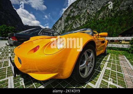 Hallstatt, Österreich - 15. Mai 2022: Gelbe Lotus Elise S1 am Parkplatz Hallstatt. Stockfoto