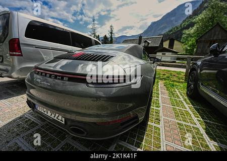 Hallstatt, Österreich - 15. Mai 2022: Porsche 911 Carrera auf dem Parkplatz Hallstatt. Stockfoto