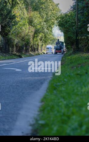 Marshall General Purpose Steam Engine 37690, BH 7373 „Old Timer“ auf dem Weg entlang einer Hauptstraße Stockfoto