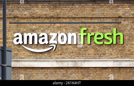 amazon Frischwarenladen Schild isoliert auf Backsteinmauer obere Straße islington london uk Stockfoto