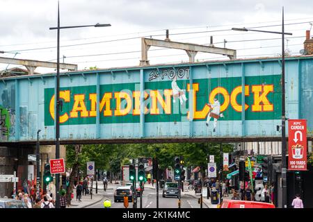 camden Lock Schriftzug auf der Eisenbahnbrücke über der camden High Street camden Town london uk Stockfoto