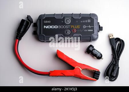 Car Jump Starter Noco Boost Plus GB40 und den Inhalt der Produktverpackung. Starterkit Autobatterie. Stafford, Großbritannien, 19. September 2022. Stockfoto