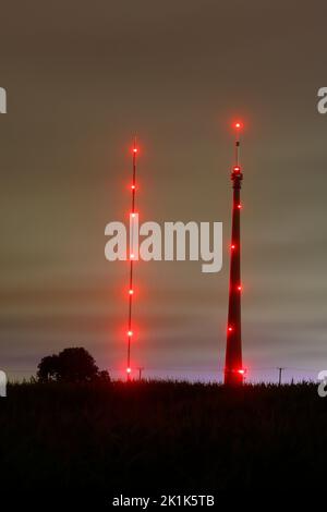 Warnleuchten für Flugzeuge am Arqiva Tower im Emley Moor in West Yorkshire Stockfoto