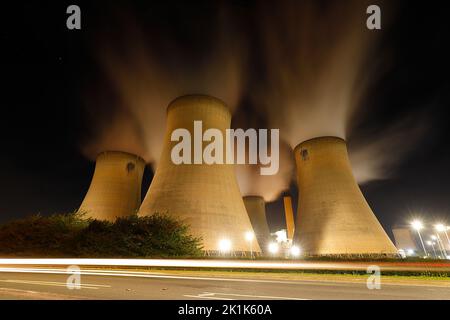 Kühltürme im Kraftwerk Drax in der Nähe von Goole, North Yorkshire, Großbritannien Stockfoto