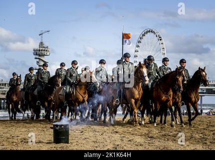 2022-09-19 10:51:44 SCHEVENINGEN - Mitglieder der Kavallerie Ehreneskorte Praxis auf dem Soldaten von Oranjestrand für Prinsjesdag. Die beteiligten Pferde und Reiter werden einer abschließenden strengen Prüfung unterzogen, indem sie sie Schießereien, Kanonenanschlägen, Musik, Rauch und möglichen öffentlichen Reaktionen ausgesetzt werden. ANP REMKO DE WAAL niederlande Out - belgien Out Stockfoto