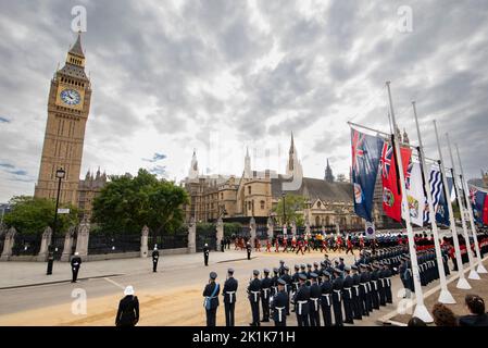 London, Großbritannien. 19. September 2022. London, Großbritannien. 19. September 2022. Spaziergang hinter dem Sarg von QueenÕs bei ihrem Staatsfuneral. Nach einem Gottesdienst in der Westminster Abbey wird die Queen zur St. GeorgesÕ Chapel, Windsor, gebracht, wo sie zu einem privaten Gottesdienst und zur Beerdigung gebracht wird. Kredit: Doug Peters/EMPICS/Alamy Live Nachrichten Gutschrift: Doug Peters/Alamy Live Nachrichten Stockfoto