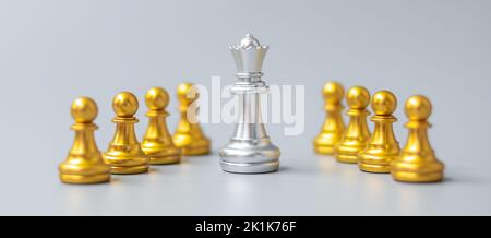 Silber Schach König Stücke oder Führer Geschäftsmann stehen aus der Menge Menschen von goldenen Männern. Führung, Geschäft, Team, Teamarbeit und Human Resource verwalten Stockfoto