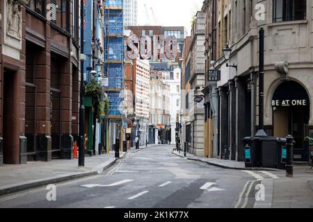 London, Großbritannien. 19. September 2022. Soho im Zentrum von London, leer von Verkehr und Mitgliedern der Öffentlichkeit während der Staatsfuneral von Queen Elizabeth II.. Die längste regierende Monarchin Großbritanniens, Königin Elizabeth II., starb im Alter von 96 Jahren im Balmoral Castle. Bildnachweis: Ben Cawthra/Sipa USA **KEINE Verkäufe in Großbritannien** Bildnachweis: SIPA USA/Alamy Live News Stockfoto