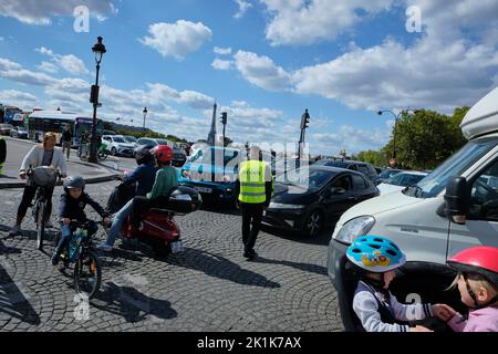 Paris, Frankreich. 18. September 2022. Radfahrer, Roller und Autos interagieren chaotisch in alle Richtungen auf dem Place de la Concorde in Paris, während der Verkehr an der belebten Kreuzung zum Stillstand kommt. Kredit: ZUMA Press, Inc./Alamy Live Nachrichten Stockfoto