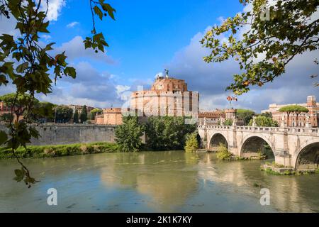 Tiber in Rom, Italien: Blick auf die Engelsburg und die Brücke Ponte Sant'Angelo. Stockfoto