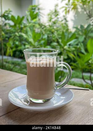 Glasbecher mit Milchtee. Selektiver Fokus auf den Glasbecher. Stockfoto