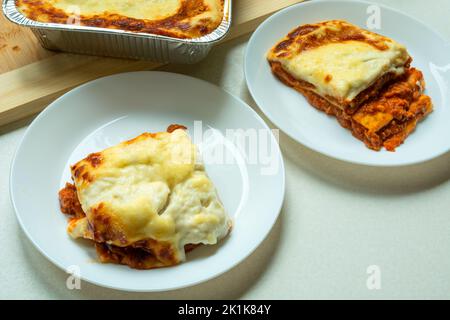 Zwei Portionen frische Lasagne auf einem Teller Stockfoto