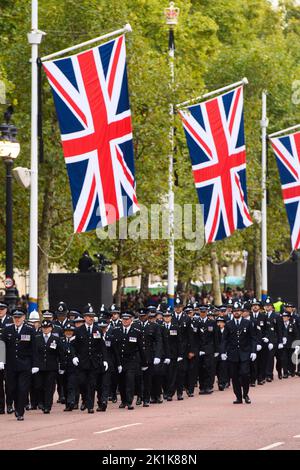 London, Großbritannien. 19. September 2022. Die Polizei stellt die Mall in London vor der Beerdigung von Königin Elizabeth II. In der Westminster Abbey an. Bilddatum: Montag, 19. September 2022. Bildnachweis sollte lauten: Matt Crossick/Empics/Alamy Live News Stockfoto