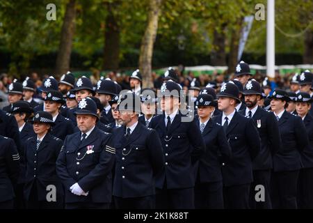 London, Großbritannien. 19. September 2022. Die Polizei stellt die Mall in London vor der Beerdigung von Königin Elizabeth II. In der Westminster Abbey an. Bilddatum: Montag, 19. September 2022. Bildnachweis sollte lauten: Matt Crossick/Empics/Alamy Live News Stockfoto