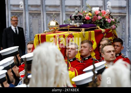Der Sarg von Königin Elizabeth II. Wird von Palmträgern beim State Funeral in Westminster Abbey, London, getragen. Bilddatum: Montag, 19. September 2022. Stockfoto