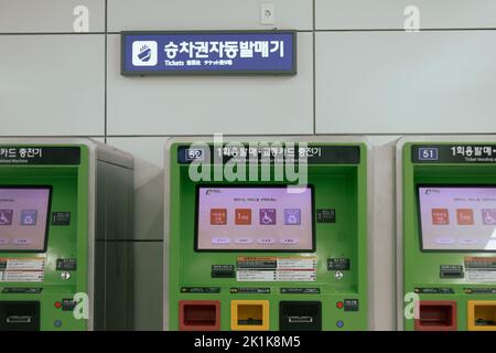 Ansan, Korea - 18. September 2022 : Ticketautomaten am U-Bahnhof Stockfoto