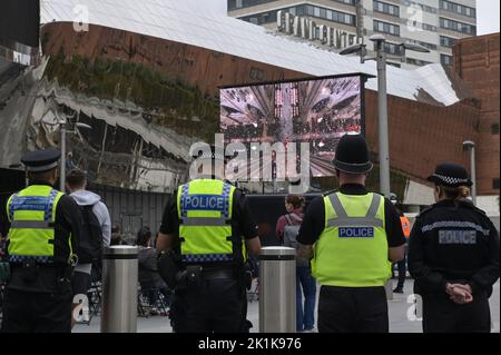 Birmingham New Street Station - September 19. 2022 - die britische Verkehrspolizei und die Polizeibeamten der West Midlands stehen auf einer großen Leinwand vor der New Street Station in Birmingham und beobachten die Menschenmassen und das Staatsbegräbnis der Königin. Quelle: Scott CM/Alamy Live News Stockfoto