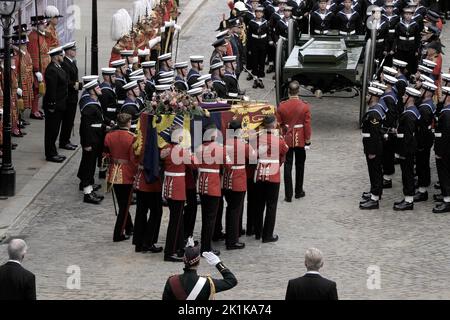 Der Sarg von Königin Elizabeth II. Wird auf einen Waffenwagen verladen, der von Soldaten der Royal Navy gezogen wird, um von der Westminster Hall zum State Funeral zu gelangen, das in Westminster Abbey, London, stattfindet. Bilddatum: Montag, 19. September 2022. Stockfoto