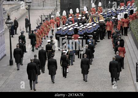 Der Sarg von Königin Elizabeth II. Auf einem Waffenwagen, der von Soldaten der Royal Navy gezogen wurde, um von der Westminster Hall zum State Funeral zu gelangen, der in Westminster Abbey, London, abgehalten wird. Bilddatum: Montag, 19. September 2022. Stockfoto