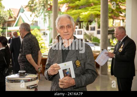 Pattaya, Thailand. 19. September 2022. Ein Mitglied der International Rotary stellt sich während eines besonderen Gedenkgottesdienstes anlässlich des Todes ihrer verstorbenen Majestät Königin Elizabeth II. Am 19. September 2022 im Mahatai Convention Center der Father Rays Foundation in PATTAYA, THAILAND (Foto: Peter van der KloosterAlamy Live News) Quelle: peter Van der Klooster/Alamy Live News Stockfoto