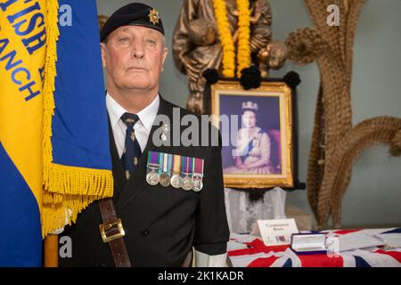 Pattaya, Thailand. 19. September 2022. Fahnenträger vor dem Queens-Bild und Kondolenzbuch während eines besonderen Gedenkgottesdienstes anlässlich des Todes ihrer verstorbenen Majestät Königin Elizabeth II. Im Mahatai Convention Center Father Rays Foundation am 19. September 2022 in PATTAYA, THAILAND (Foto: Peter van der KloosterAlamy Live News) Quelle: peter Van der Klooster/Alamy Live News Stockfoto