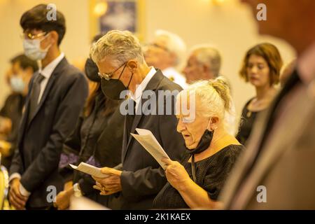 Pattaya, Thailand. 19. September 2022. Teilnehmer während eines besonderen Gedenkgottesdienstes anlässlich des Todes ihrer verstorbenen Majestät Königin Elizabeth II. Im Mahatai Convention Center Father Rays Foundation am 19. September 2022 in PATTAYA, THAILAND (Foto von Peter van der KloosterAlamy Live News) Quelle: peter Van der Klooster/Alamy Live News Stockfoto
