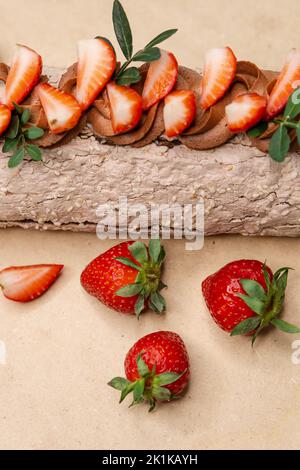 Schokoladenrolle mit Erdbeeren. Schweizer Kuchen Stockfoto