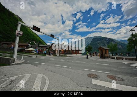 Hallstatt, Österreich - 15. Mai 2022: Ampel mit Verkehrssteuerung in Hallstatt. Stockfoto