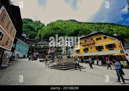 Hallstatt, Österreich - 15. Mai 2022: Hauptplatz in Hallstatt. Stockfoto