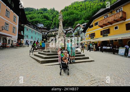 Hallstatt, Österreich - 15. Mai 2022: Mutter mit Kindern auf dem Hauptplatz Hallstatt. Stockfoto