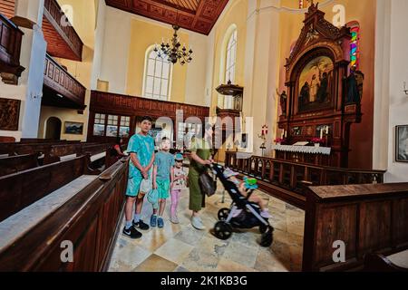 Hallstatt, Österreich - 15. Mai 2022: Mutter mit Kindern in der Kirche in Hallstatt. Stockfoto