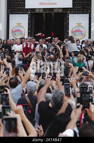 Neapel, Italien. 19. September 2022. Bischof Domenico Battaglia zeigt eine Ampulle mit Blut des Heiligen Januarius (San Gennaro). Der heilige Januarius, der Schutzpatron von Neapel, ist berühmt für das berühmte Wunder der jährlichen Verflüssigung seines Blutes an seinem Festtag am 19. September, am 16. Dezember und am Samstag vor dem ersten Sonntag im Mai. Kredit: Unabhängige Fotoagentur Srl/Alamy Live Nachrichten Stockfoto