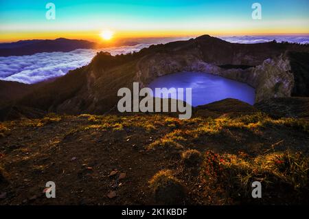 Sonnenaufgang über dem Kelimutu-See, dem Kelimutu-Nationalpark, Flores Island, East Nusa Tenggara, Indonesien Stockfoto