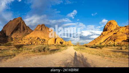 Schotterstraße zwischen Granit kopjes Spitzkoppe Namibia Stockfoto