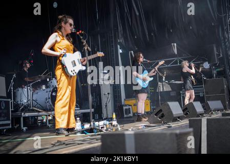 Pillow Queens, eine irische Rockband aus Dublin, tritt beim Tempelhof Sounds Festival in Berlin auf Stockfoto