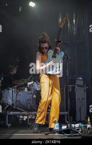 Pillow Queens, eine irische Rockband aus Dublin, tritt beim Tempelhof Sounds Festival in Berlin auf Stockfoto