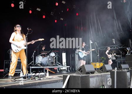 Pillow Queens, eine irische Rockband aus Dublin, tritt beim Tempelhof Sounds Festival in Berlin auf Stockfoto