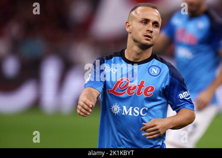 Mailand, Italien. 18. September 2022. Stanislav Lobotka von SSC Napoli schaut während der Serie A zwischen AC Mailand und SSC Napoli im Stadio Giuseppe Meazza am 18. September 2022 in Mailand, Italien . Quelle: Marco Canoniero/Alamy Live News Stockfoto