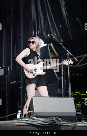 Pillow Queens, eine irische Rockband aus Dublin, tritt beim Tempelhof Sounds Festival in Berlin auf Stockfoto